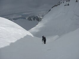 Рис. 4.64. Выход на седловину перевала Паустовского. Фото в сторону ледника Федченко.