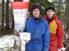 На лицах скупые эмоции. Все силы на борьбу с мозолями и физической усталостью.