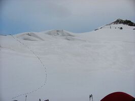 Рис. 4.63. Подъем на перевал Паустовского от места ночевки. За перегибом нужно набрать еще около 100 м по высоте вдоль гребня, видимого на фоне неба.