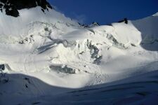 Вид на перевал Академика Королева 2Б* 4950 .