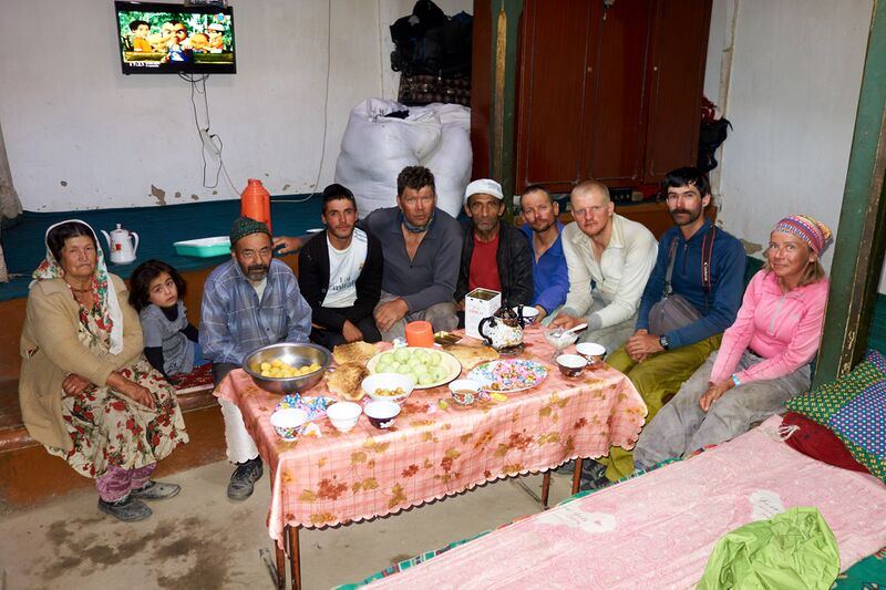 Файл:Igor-Blinov PamirGuests.jpg