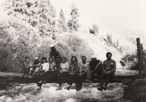 Почти вся группа (не хватает двоих) с проводником, возвратившись с радиалки к озеру на мосту у покинутой заставы.