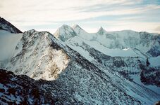 Вид на Белуху с седловины перевала Карачик