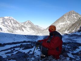 Гоша смотрит в сторону следующего перевала.