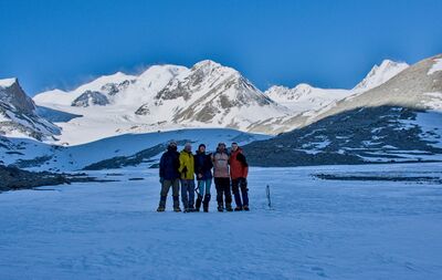 Группен-фото на фоне горы