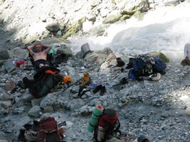 В 2006-ом эту речку мы перепрыгнули. Нынче же, с Кандимой пришлось переспать.