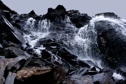 Фото 8. Водопад на р.Савакотурур на первом поясе скал.