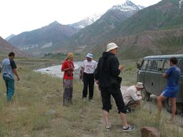 Татьяна рассказывает Владимиру Алексеевичу: "Нам бы только до Гор добраться, а там-то мы им ужо покажем!".