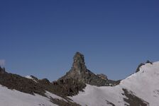 вершина "Чёртов палец" - справа от "Чёртова пальца" находится седловина перевала Михаила Катукова 2А к.с., севернее была другая, более узкая, как между зубьями крепостной стены, седловина, с неё руководитель спустился на одну верёвку (до пологого места нужно было ещё вешать перила).