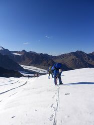 Фото 31. Подъем по лед.Шокальского к подножию пер.Бивачный.