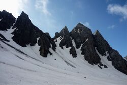 Фото 72. Скалы по левому борту на спуске с пер.Туманный.