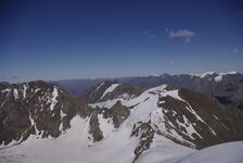 Вид с той же точки на восток, в сторону пика Сайнак и перевала Катукова ("Чёртова Пальца"). Панорама СЦХ. Возможно, 4058,0 называется не Лепсинская, а Муз-Тау , Лепсинская — это вершина западнее пика 4058,0.