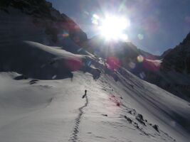 Солнце закатывалось, а нам ещё топать и топать (чуть не доходя ледопада)