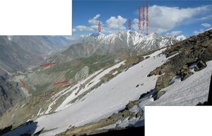 С перевала Обходной на востоке сквозь пер.Курай-Шапак можно увидеть массив п.Е.Корженевской (сейчас он в облаках), а пытливый взгляд может вычислить далекий п.Дзержинского и даже Ленина.