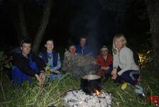 "На костре в дыму трещали ветки, В котелке дымился крепкий чай..."