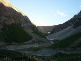 Рис. 4.15. Слияние Левого и Правого Дустирозов. Правый Дустироз вытекает из-под моренного вала, видимого на заднем плане.