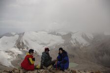 Вид с вершины Сайнак на запад, ледник Карелина, видно Мутное и Прозрачное озёра.