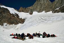 Обед на солнцепёке после спуска с перевала Академика Королева 2Б* 4950