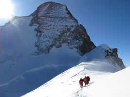 На третий день, проведенный под "Лопатой" только четверо нашли в себе силы выйти на штурм. Замыкает группу, как и подобает играющему тренеру, Владимир Алексеевич.