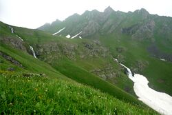 Фото 41. Пояс скал по среднему истоку р.Утор.