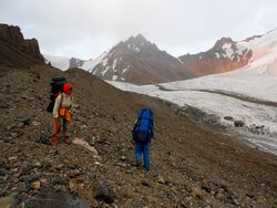 Фото 15. Спуск к месту ночевки вблизи рантклюфта лед.Северцова.
