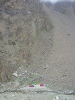 Рис. 4.8. Травка, ровные площадки, чистая вода, ветра нет – жить можно. Место заброски и будущей дневки в моренном кармане на леднике Абдукагор.