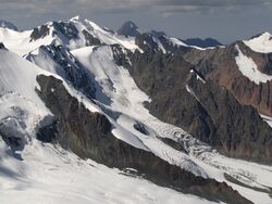 Фото 30. Пер. ОПТЭ ложный и последний этап спуска с пер.ОПТЭ. Снято с седловины пер.Бивачный.