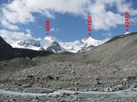 к леднику леднику Берга - возвышаются три пока непокорённых 4-ёх тысячника.