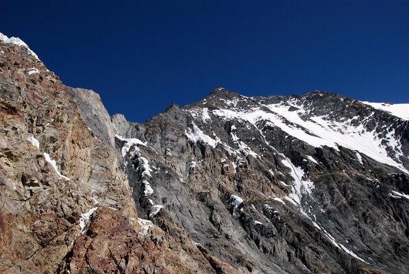 Скальная стена перевала Сейсмологов