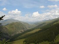 Вид на долину реки Казан во время подъёма на перевал Таврида.