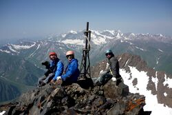 Фото 21. Участники на вершине 4095. Вид на северо-восток.