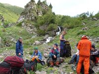 Подъём на перевал Таврида. Привал у ручья.