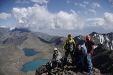 вид с пер. "28 панфиловцев" на юг, в Китай; 2А к.с.: метров 150-200 перил по рваному льду на северном склоне, нависающие бергшрунды.