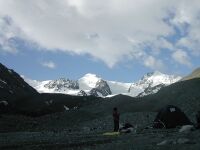 "Мы вольные птицы; пора, брат, пора! Туда, где за тучей белеет гора..."