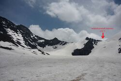 Фото 15. Вид с лед.Бешкёль Прав. на правые склоны цирка, на непройденный перевал на лед.Агнайтор (2А?).