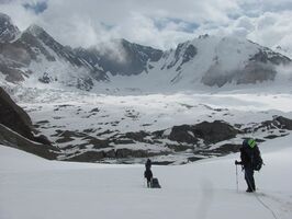 Рис. 4.30. А вот и ледник Ракзоу. Видно озеро, на берегу которого, напротив перевала Выгодный, нашлась площадка для полудневки.