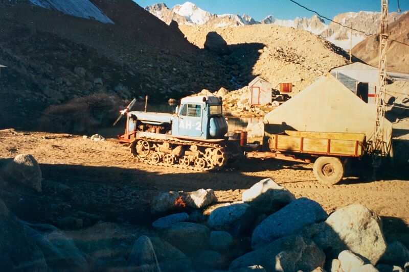 Файл:Pamir-alay-tractor-at-the-weather-station-1995.jpeg