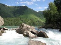 Озеро Жасылколь нижнее, место, где из озера вытекает река Аганакатты главный (левый) исток реки Лепсы (60%). На запад от р. Аганакатты поднимаются горы Жаманкотыртас