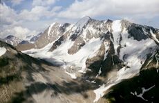 27 июня. Вид с перевала Сибирских Энтомологов в долину р. Тышкан. Снято скорее всего за день до первопрохождения, во время разведки.