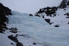 Рисунок 19 Замерзший водопад на р. Перевальной, ниже озера