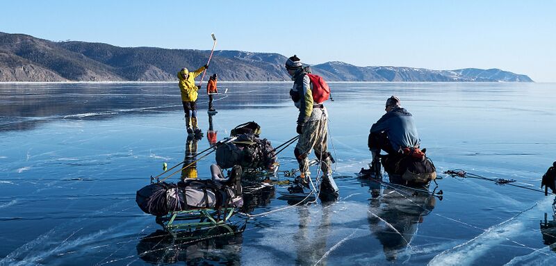 На привалах клюшками балуемся