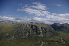 Вид с плато в сторону хребта Караагаш - водораздела рек Сарымсакты и Тентек