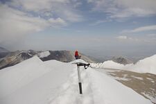 вид с Сайнака в Китай - мы надеялись увидеть красивейшее оз. Сайрам-Нур, из гугл-ёрша это казалось возможным, но то ли дымка мешала, то ли ещё что..."Видишь там, на горе, возвышается крест..."