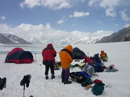 Рис. 4.77. Стоянка на леднике Федченко. Фото вниз по леднику.