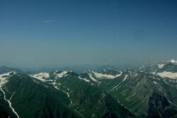 Фото 18. Вид с вершины 4095 на Атойнокский хребет.