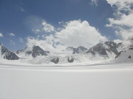 Рис. 4.76. Вид на ледопад ледника Витковского со стороны ледника Федченоко. Мы вышли на ровную часть с правого борта.