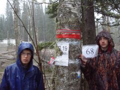 Утро третьего дня. Дождь плавно перешел в ... мокрый снег. Да еще и какой-то наглый медведь ободрал кусок нашей КП-шки, так что радоваться не чему