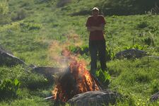 Рис. 74. Баня из камней на р. Ойсаз во время днёвки