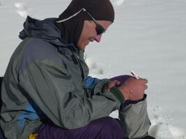 Рис. 4.28. Миша Сорокин записывает в дневник впечатления от прошедшего дня. Пузыри на руке – последствия ожога травой, полученного где-то на Дустирозе. Носите перчатки!