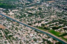 Вид сквозь иллюминатор самолёта